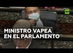 Enlace a Ministro se pone a vapear en pleno parlamento en Malasia
