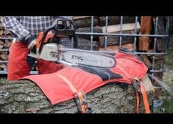 Enlace a Poniendo a prueba unos pantalones anti cortes de motosierra