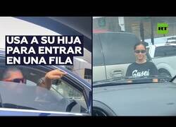 Enlace a Utiliza a su hija para colarse en una fila de coches