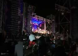 Enlace a El humillante trato del cantante Loquillo a uno de los vigilantes de seguridad de su concierto