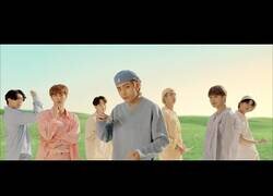 Enlace a La banda BTS dinamita literalmente YouTube con récord de visitas con su último videoclip