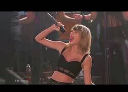 Enlace a Editan a Taylor Swift cantando su Shake it Off en versión metal y el resultado es épico
