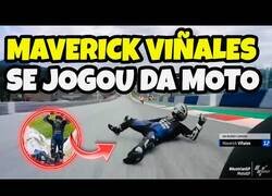 Enlace a Maverick Viñales se tira de la moto al no funcionarle los frenos