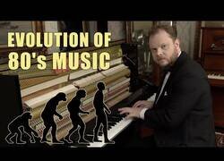 Enlace a Éxitos de los 80 tocados a piano que te llevarán a la nostalgia