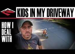 Enlace a Este padre se las ingenia de la mejor forma posible para que su hijo se divierta con la bici sin salir casi de casa