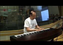 Enlace a El compositor original de Super Mario Bros interpreta los temas en un piano