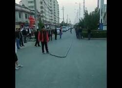 Enlace a Este tío rompe la barrera del sonido usando una cadena de acero