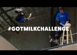 Enlace a La leyenda Tony Hawk se hace un 540 sin derramar ni una sola gota de leche