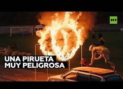 Enlace a Acróbata sufre un terrible accidente al atravesar unos anillos en llamas desde un auto en movimiento