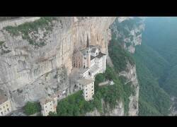 Enlace a Brutal: Visitando Madonna della Corona desde un drone