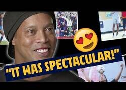 Enlace a RONALDINHO revive el HISTÓRICO MOMENTO de su debut con el Barça