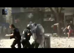 Enlace a Lluvia de piedras hacia un pelotón de policías antidisturbios