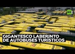 Enlace a Crean un laberinto gigante con autobuses turísticos