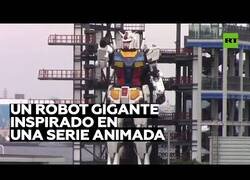 Enlace a Fabrican un robot gigante inspirado en la serie animada 'Gundam'