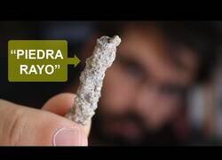 Enlace a La piedra que forma rayos al caer sobre la arena