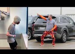 Enlace a Un padre baila en el parking de un hospital para su hijo que sufre de cáncer