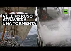 Enlace a Así es una tormenta en medio del océano desde dentro