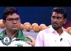 Enlace a Extrema competición de romper nueces con la frente