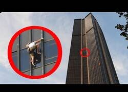 Enlace a Un hombre ESCALA a mano y SIN SEGURIDAD un RASCACIELOS en PARÍS