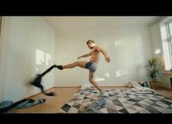 Enlace a El vídeo de un día normal pero invertido, que te hará estallar los sesos