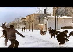 Enlace a Una IA transforma una batalla de bolas de nieve de 1886 en una espectacular escena actual