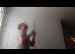 Enlace a Parece estúpido, pero mantener una tarjeta de crédito en equilibrio en tu nariz no es nada fácil