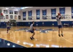 Enlace a Ha salido a la luz este vídeo de 2018: John Calipari, entrenador de Kentucky, retó a Tyler Herro a meter 6 triples seguidos sin fallo. Si lo conseguía, el entrenamiento acabaría antes