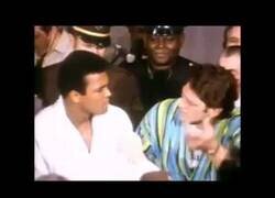 Enlace a Muhammad Ali intentando asustar a Ringo Bonavena con nulo éxito y siendo vacilado [2:30]