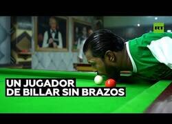 Enlace a Este hombre aprendió a jugar al billar sin brazos