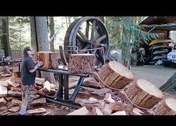 Enlace a El peligroso funcionamiento de esta máquina de cortar madera