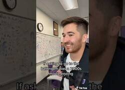 Enlace a Preguntando si se puede ir al baño como si fuera el final de una película de los 2000