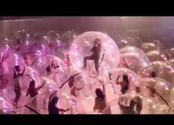 Enlace a Los asistentes a un concierto de The Flaming Lips acuden en burbujas de plástico