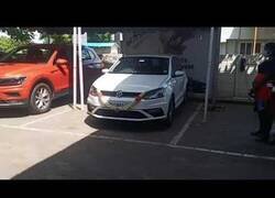 Enlace a Vuelca su nuevo coche a pocos metros de estrenarlo