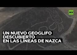 Enlace a Aparece un gato gigante dibujado en la ladera de una colina en Perú