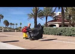 Enlace a ¿Quién necesita un coche teniendo un soplahojas y un paraguas?