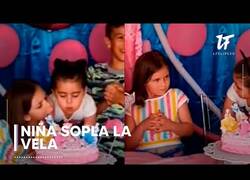 Enlace a El Viral del momento: Niña sopla la vela del cumpleaños de otra niña