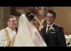 Enlace a Niños con Sindrome de Down, invitados por el novio, sorprenden a su terapeuta el día de su boda