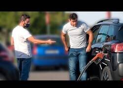 Enlace a Conduciendo con la manguera de la gasolinera puesta [CÁMARA OCULTA]