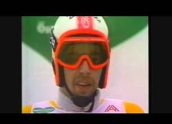 Enlace a Los mejores saltos y caídas del campeonato de esquí de 1980