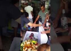 Enlace a Asistentes a un funeral arrojan vodka dentro del féretro del fallecido