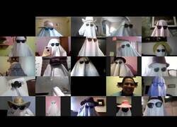 Enlace a Estudiantes sorprenden a su profesor disfrazándose de fantasmas en clase online