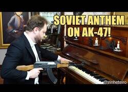 Enlace a Tocando el himno de Rusia con una AK-47