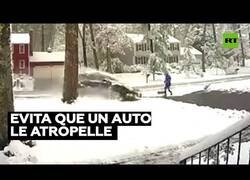 Enlace a Un hombre evita ser atropellado por milímetros mientras limpiaba su calle de nieve