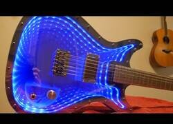 Enlace a Construyendo una guitarra de espejo infinito