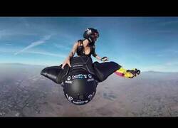 Enlace a Visión 360 de un salto a lomos de un paracaidista