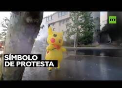 Enlace a La policía arremete contra manifestante disfrazada de Pikachu