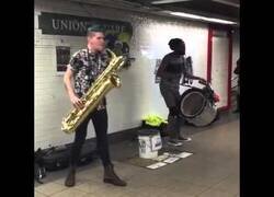 Enlace a El saxofonista más guay que verás hoy
