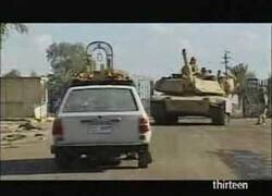 Enlace a Un tanque pasa por encima de un coche