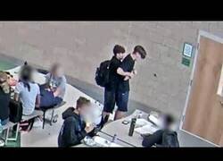 Enlace a Un alumno le salva la vida a otro en pleno almuerzo escolar