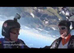 Enlace a Un paracaidista se despista y abre su paracaídas a pocos metros de una montaña